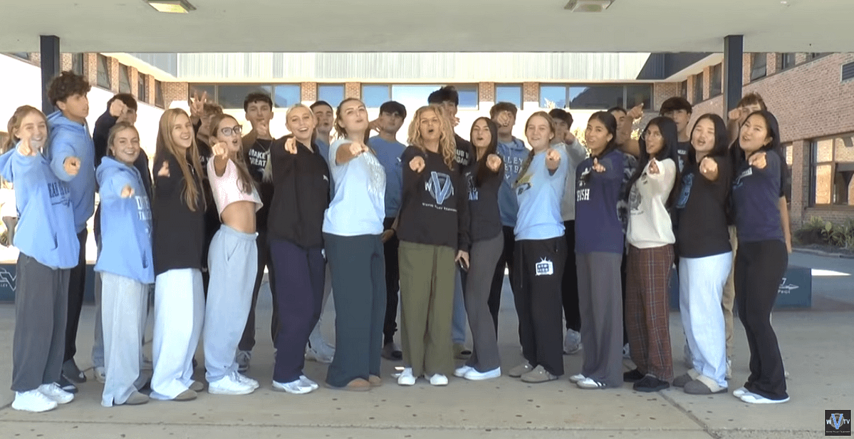 The cast and crew of the V!